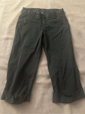 ellemenno Black Pinstripe Capris